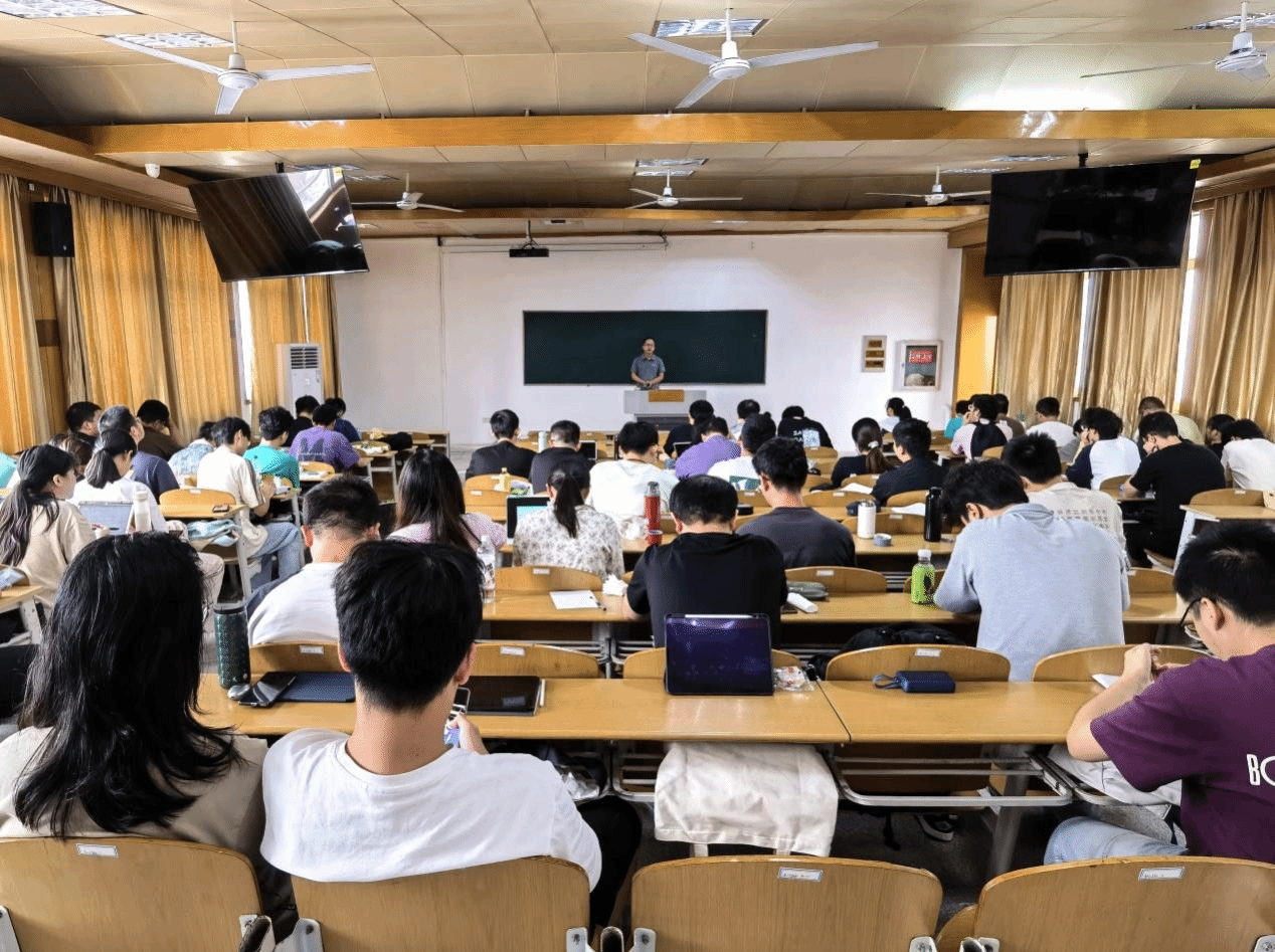 啪啪啪
召开“国庆中秋”假期安全教育主题班会